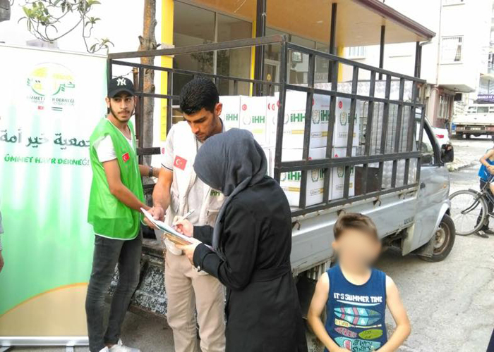 توزيع مساعدات غذائية على العائلات الفلسطينية السورية في مدينة العثمانية