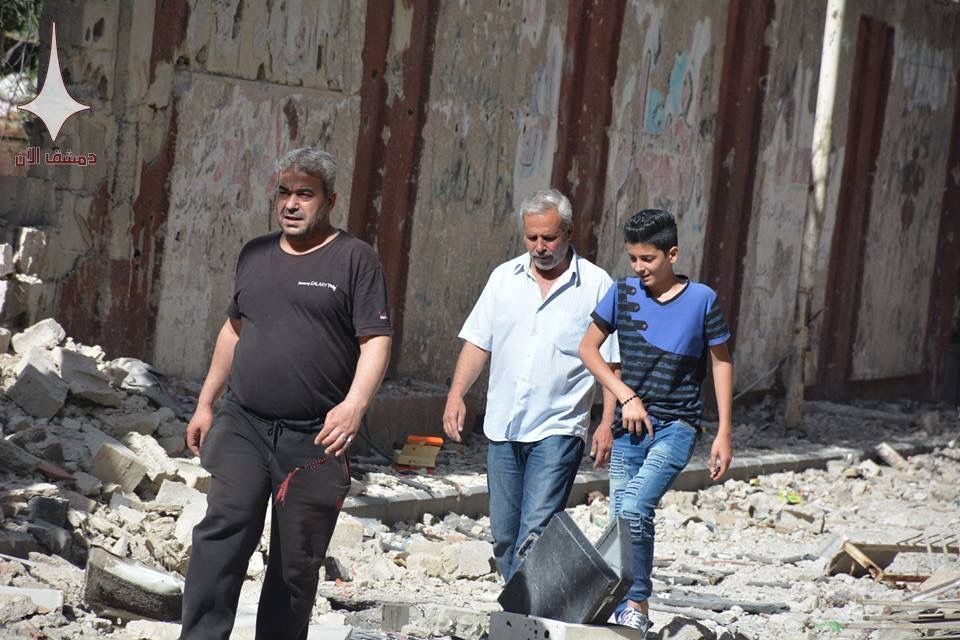 صور | بعض أهالي مخيم اليرموك وهم يتفقدون منازلهم المدمرة والمنهوبة 