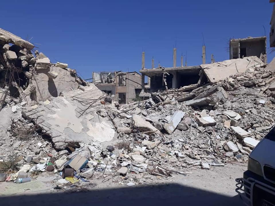 أنقاض الدمار تغلق الكثير من أحياء مخيم السبينة 