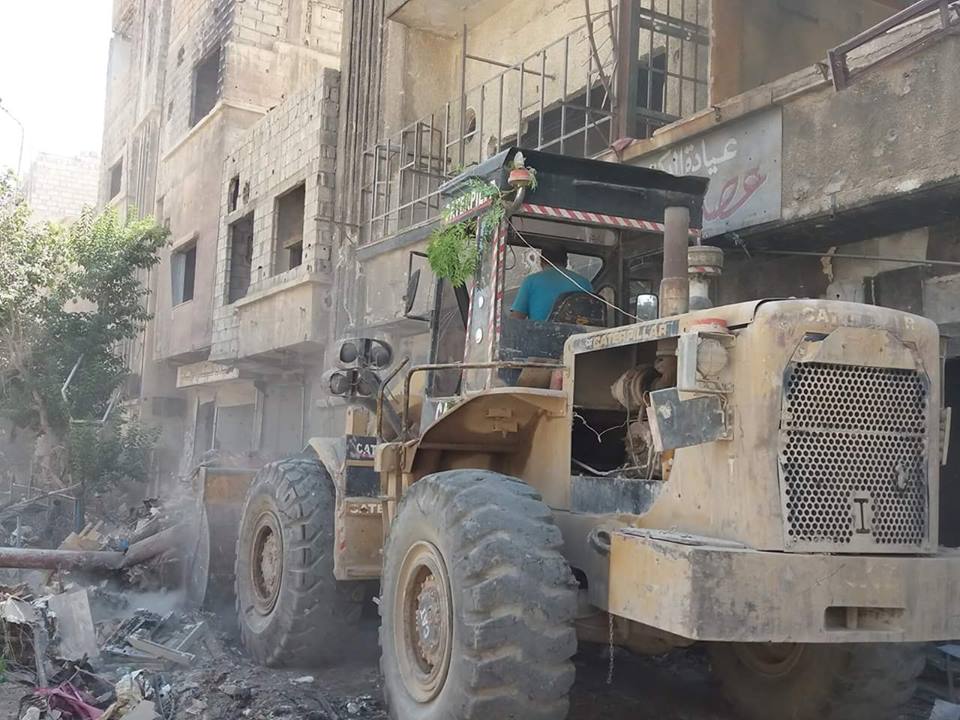 عمليات ازالة الأنقاض والركام تطال معظم شوارع مخيم اليرموك 