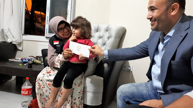 تقديم مساعدات مالية للأسر الفلسطينية السورية القادمة حديثاً إلى تركيا 