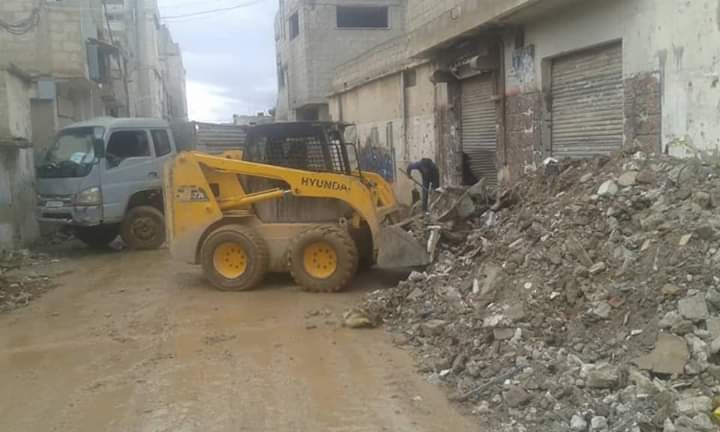 استمرار أعمال إزالة الأنقاض من شوارع مخيم درعا