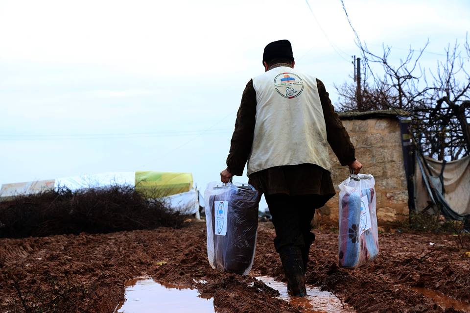 هيئة فلسطيني سوريا للإغاثة توزع مساعداتها على المهجرين الفلسطينيين شمال سورية 
