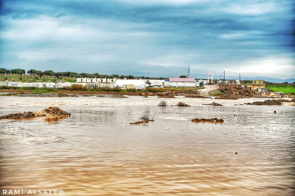 خيام المهجرين في مخيمي دير بلوط والمحمدية مهددة بالغرق بعد فيضان نهر عفرين