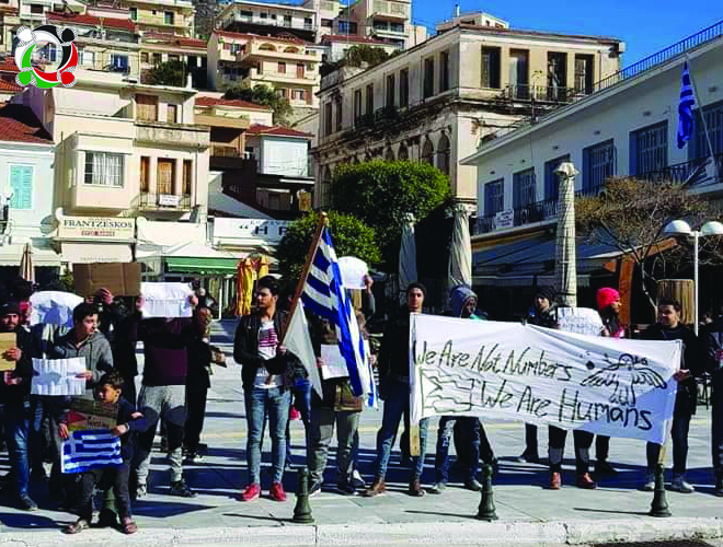 لاجئون يعتصمون في ساموس اليونانية احتجاجاً على بطء الإجراءات وسوء الظروف المعيشية