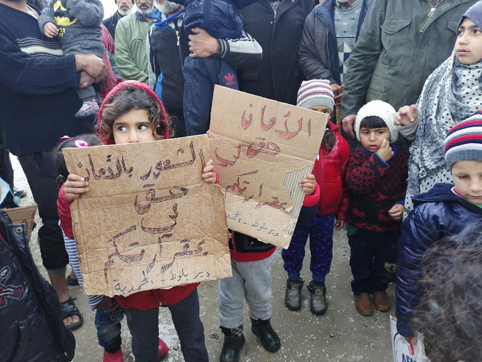 أهالي مخيمي دير بلوط والمحمدية يعتصمون للمطالبة بعودتهم لفلسطين وإيجاد حل لمأساتهم 