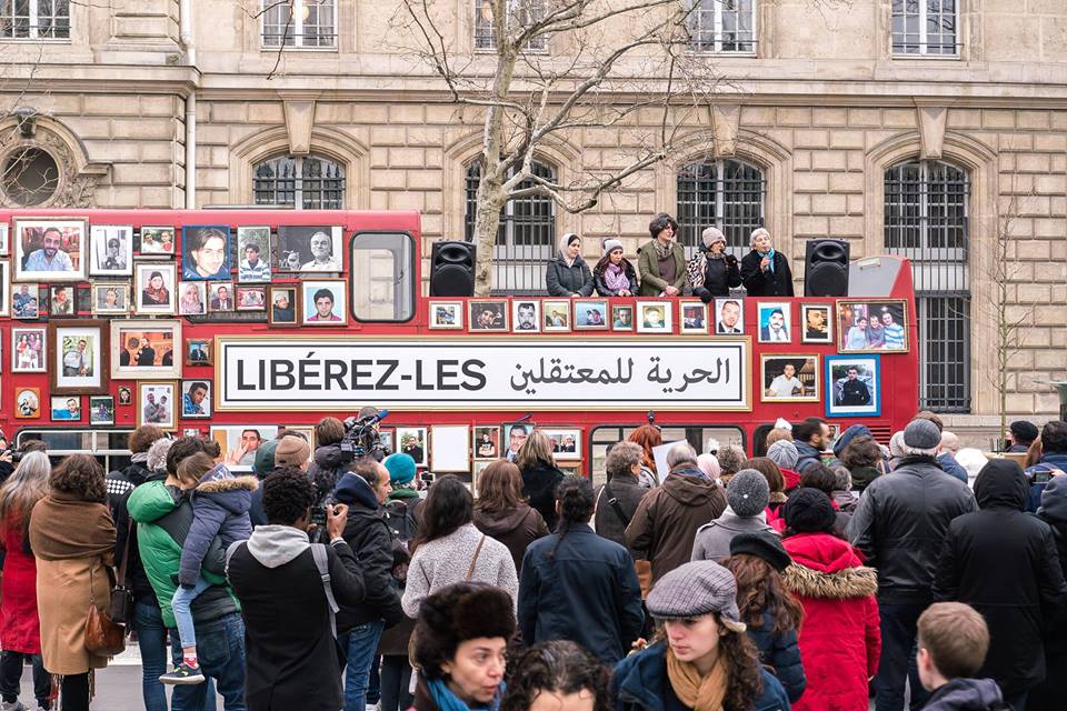 "باص الحرية" يصل بروكسل للتضامن مع عائلات المغيبين قسرياً في سورية