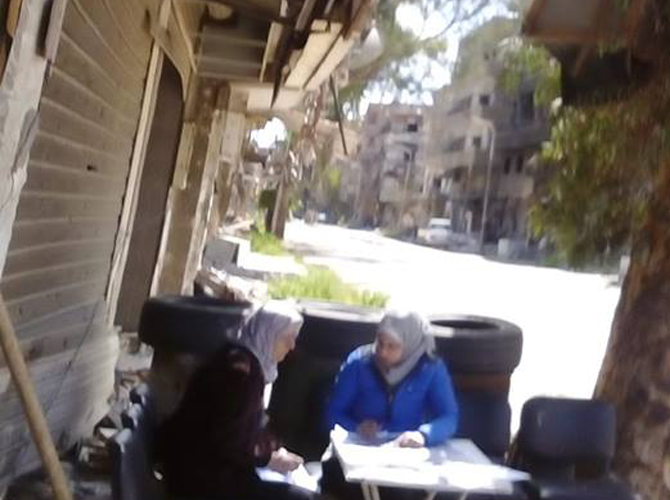 لجنة تقيم الأبنية القابلة للسكن تواصل عملها في مخيم اليرموك. 