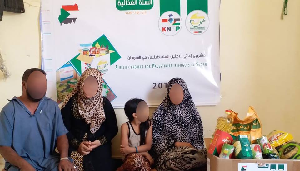 "خير أمة" توزع مساعداتها على العائلات الفلسطينية في السودان 