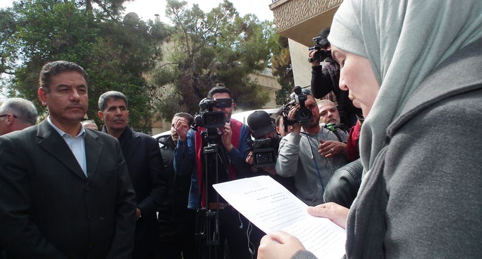 الفلسطينيون في دمشق يشاركون في وقفة احتجاجية رفضاً لقرار ترامب ضم الجولان 