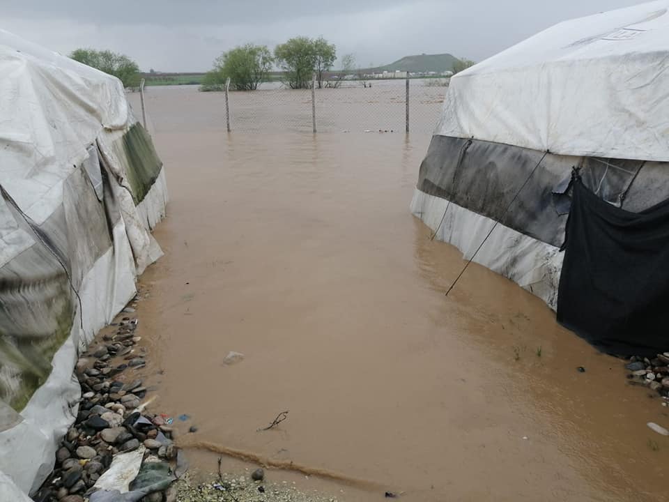 الأمطار تغرق خيام المهجرين الفلسطينيين في الشمال السوري 
