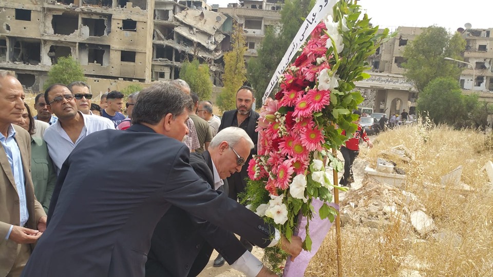 منظمة التحرير تزور اليرموك وتضع أكاليل من الزهور على أضرحة الشهداء وناشطون ينتقدون 