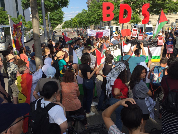 فلسطينيو سورية في برلين يشاركون في وقفة احتجاجية نصرة لحركة المقاطعة (BDS)