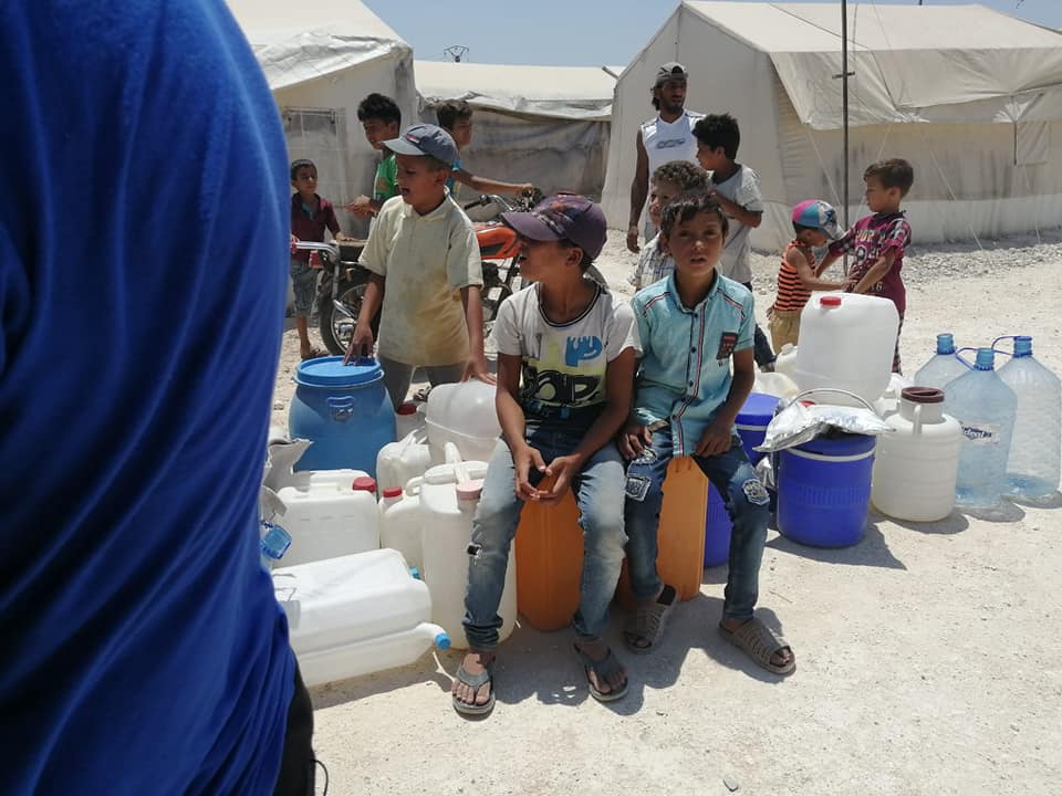بالصور.. معاناة المهجرين الفلسطينيين والسوريين بمخيم "دير بلوط" للحصول على الماء