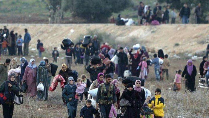 الغارات الجوية  تدفع العائلات الفلسطينية والسورية للنزوح عن إدلب