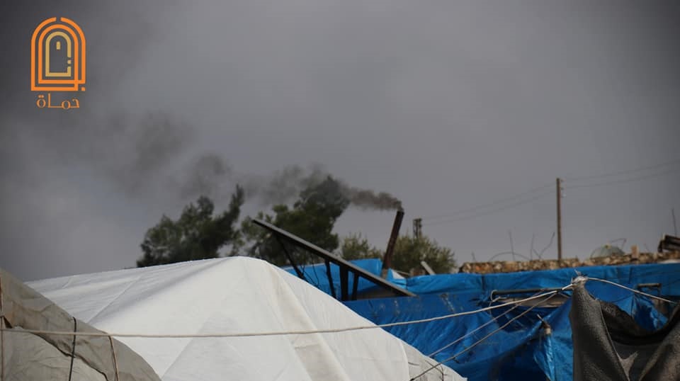 دخان المدافئ يهدد حياة النازحين في المخيمات شمال سورية 