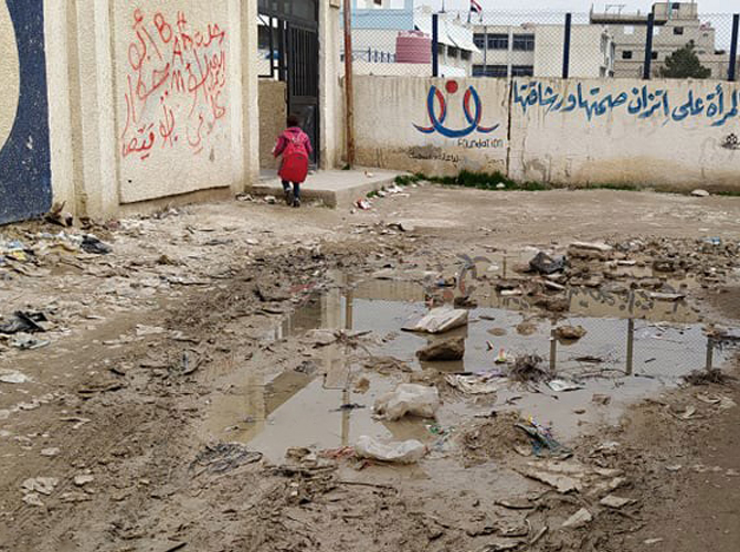 أهالي مخيم الحسينية يشكون تجمع المياه وتراكم النفايات في الحارات والأزقة 