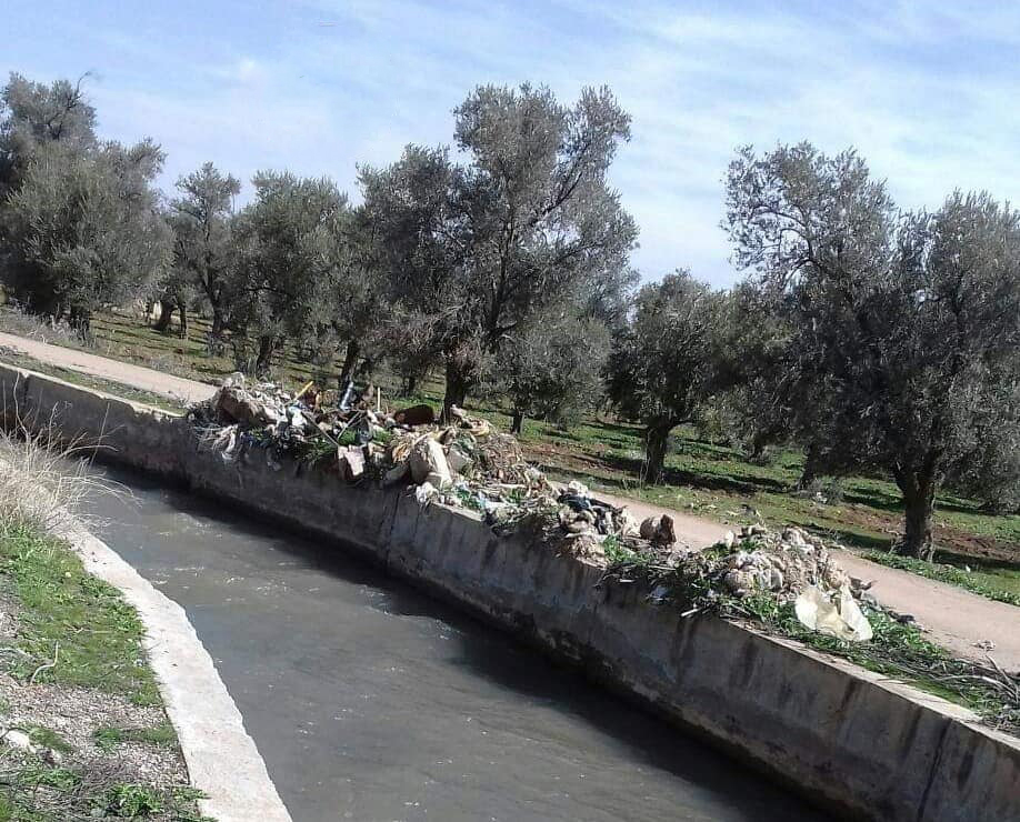أهالي مخيم خان الشيح يشكون تراكم النفايات على أطراف نهر الأعوج