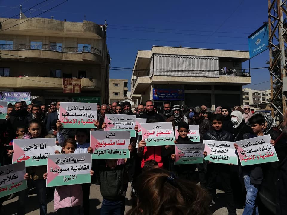فلسطينيو سورية  يعتصمون أمام مكاتب الأونروا في لبنان  