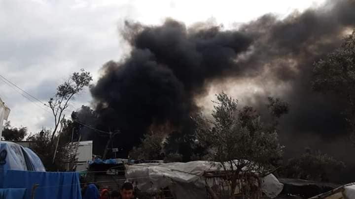 نشوب حريق في مخيم موريا بجزيرة ليسفوس اليونانية يودي بحياة طفل