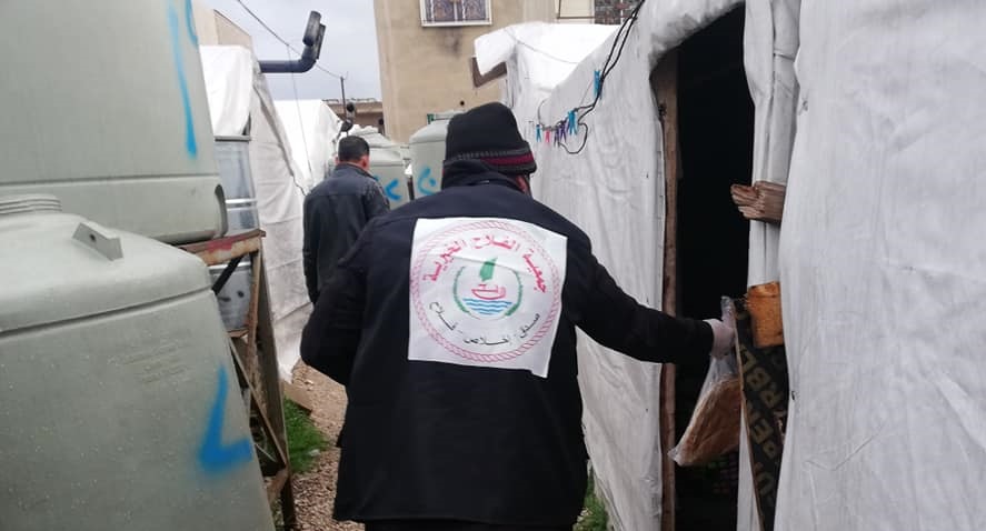 توزيع بعض المساعدات على فلسطينيي سورية بلبنان
