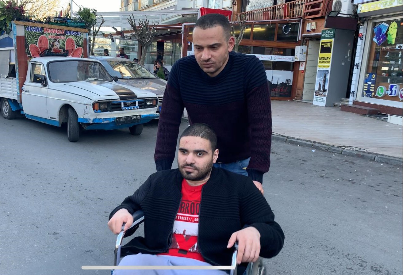 مأساة الفلسطيني عمار صمادي:  بعد أن كان يعيل شقيقه العاجز بات بحاجة لمن يعيل