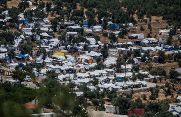 بهدف منع تفشي كورونا: اليونان تنوي اغلاق مخيمات الجزر بشكل كامل