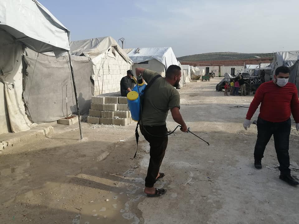 حملة تعقيم في مخيم دير بلوط بإدلب للحماية من كورونا 