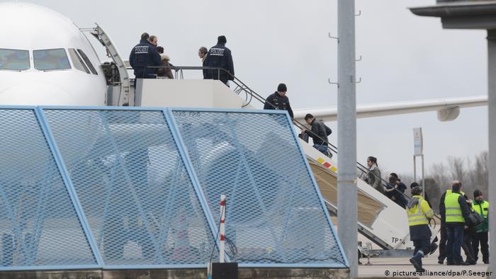 ألمانيا توقف مؤقتاً عمليات ترحيل واستقبال اللاجئين بسبب كورونا