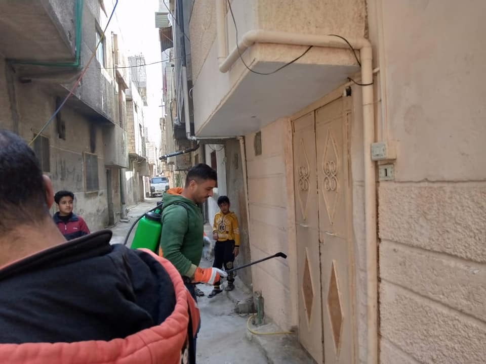 الأونروا تنظم حملة تعقيم وتنظيف في مخيم درعا