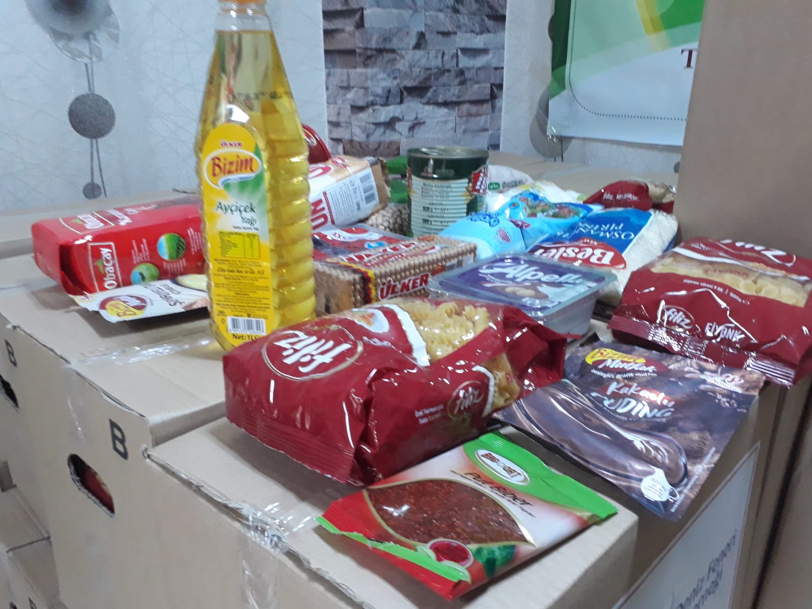 توزيع سلات غذائية على العائلات الفلسطينية السورية جنوب تركيا