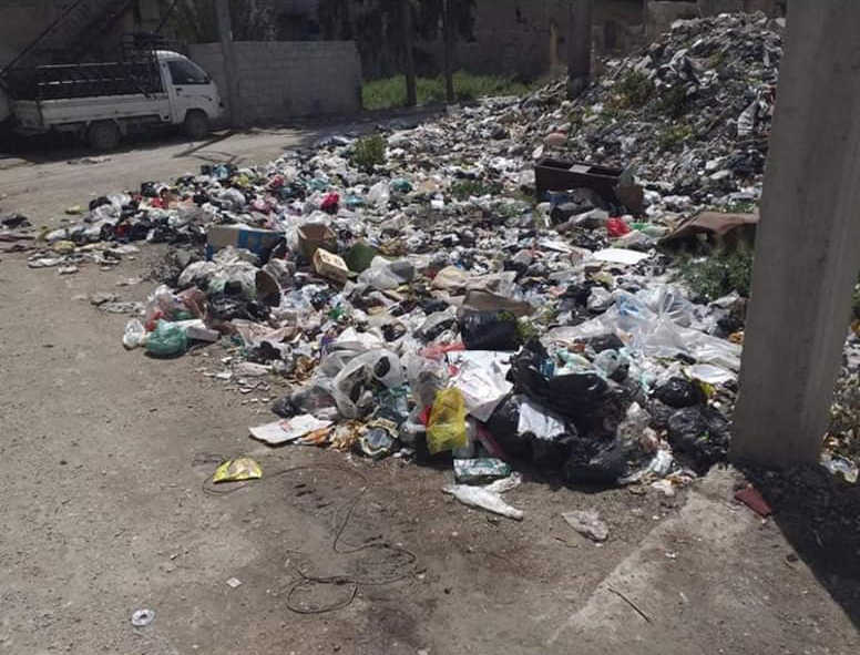 تكدس القمامة في مخيم سبينة يؤدي إلى مخاطر صحية  ويسهم بانتشار كورونا  