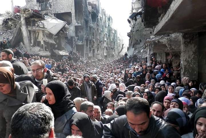 أهالي اليرموك يطالبون بإعادتهم إلى مخيمهم وإنهاء معاناتهم 