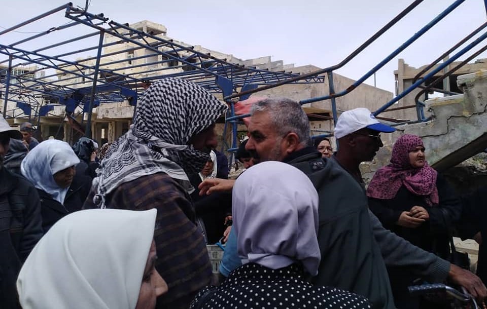 توزيع بعض المساعدات على العائلات في مخيم اليرموك 