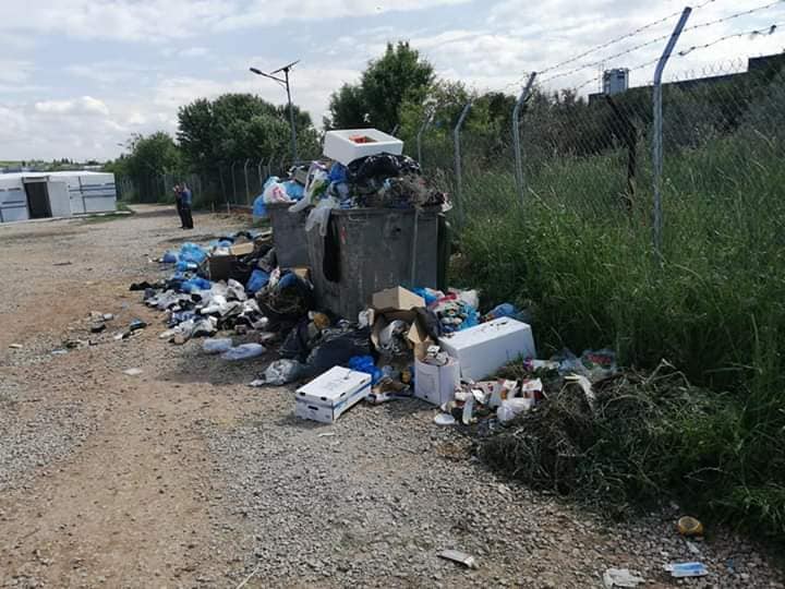اللاجئون في مخيم ريتسونا اليوناني يشتكون نقصاً حاداً في خدمات التنظيف