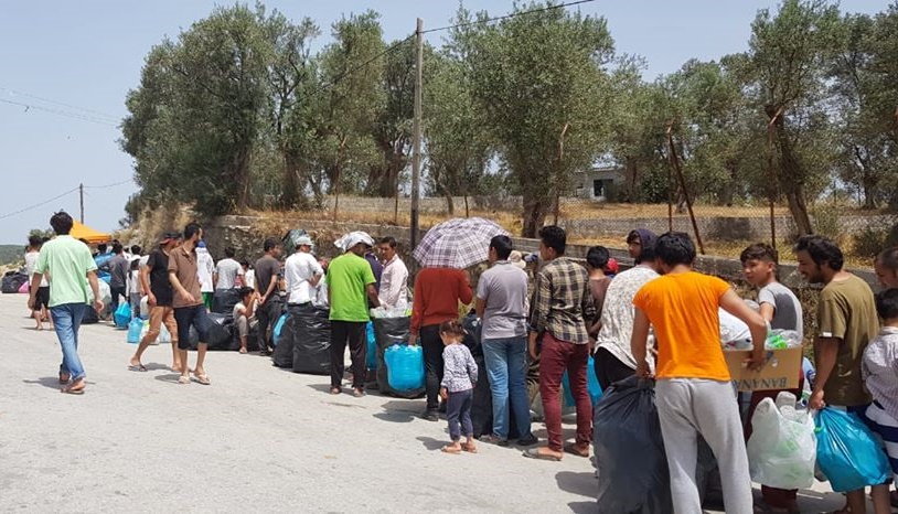 مهاجرون في اليونان: ساعات وقوف طويلة للحصول على الطعام والماء البارد 
