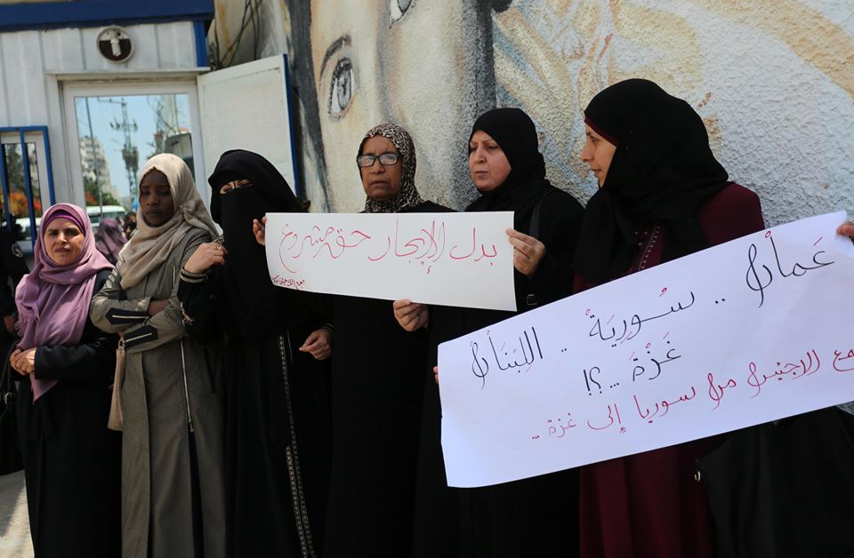 الفلسطينيون العائدون من سورية إلى غزة يعتصمون أمام الأونروا