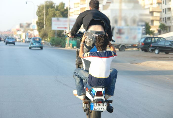 الدراجات النارية تهدد حياة المواطنين في مخيم السبينة
