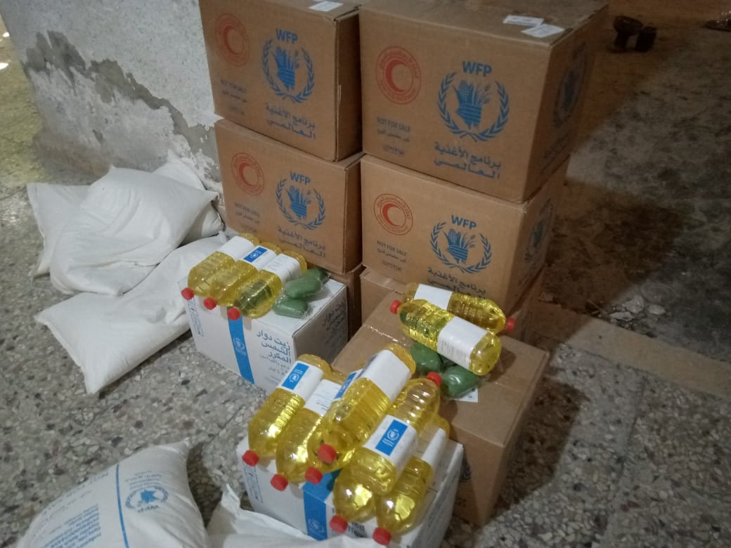 توزيع سلات غذائية في مخيم درعا 