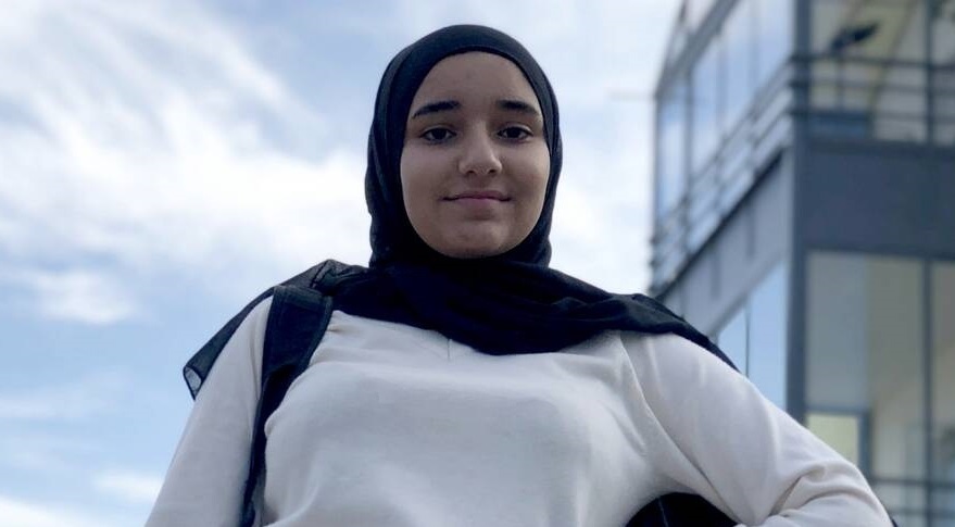 فتاة فلسطينية تلبس الحجاب احتجاجًا على اقتراح حظره في سكوروب