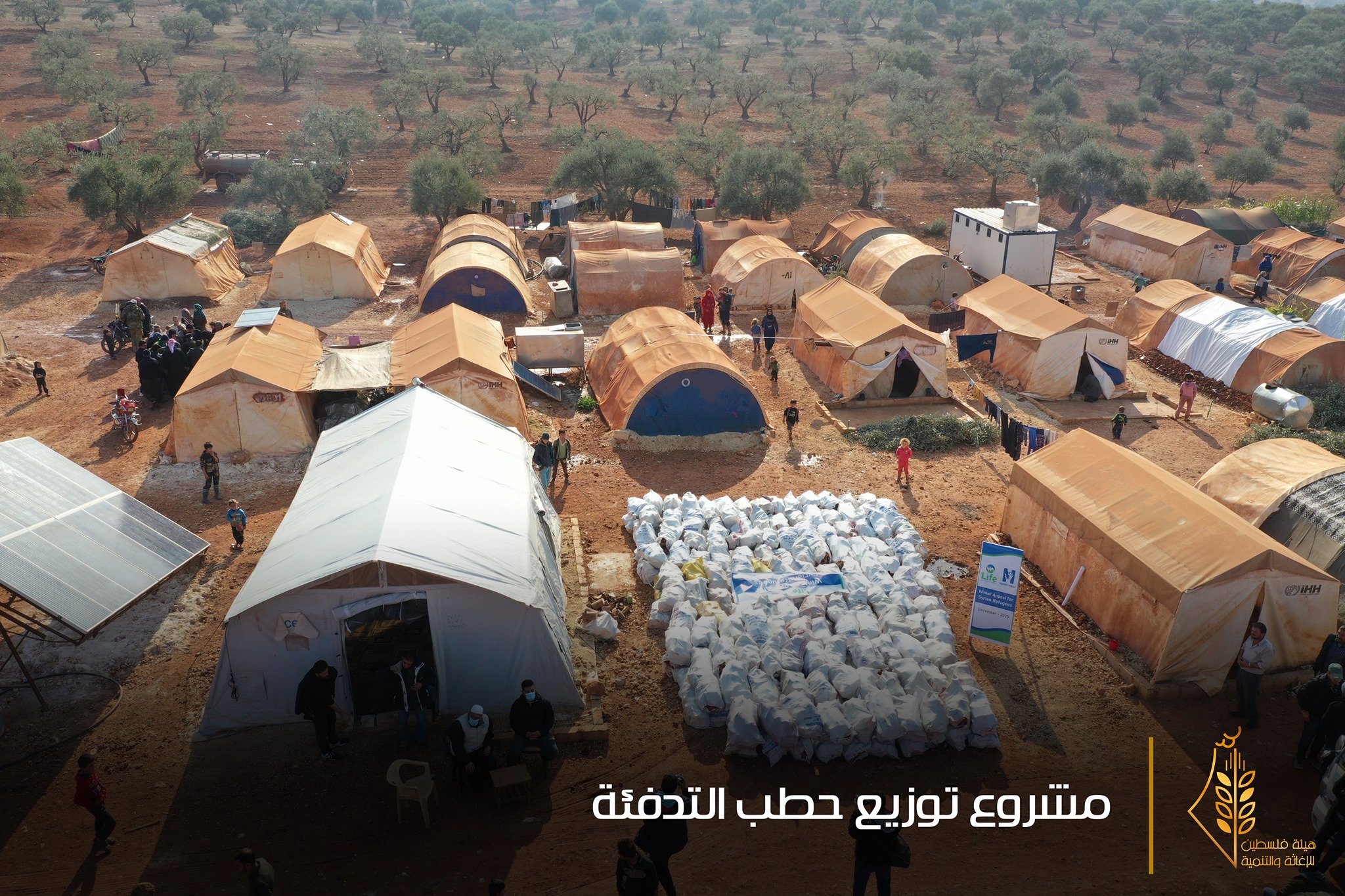 هيئة فلسطين للإغاثة توزع حطب التدفئة في مخيمات الشمال