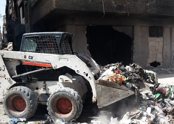 انتقادات لمحافظة دمشق بعد حصر خدماتها بإزالة القمامة من مخيم اليرموك 