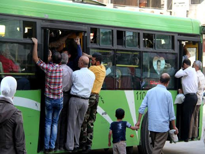 مخيم العائدين حمص.. أزمة المواصلات ترهق الطلاب والموظفين مادياً ونفسياً
