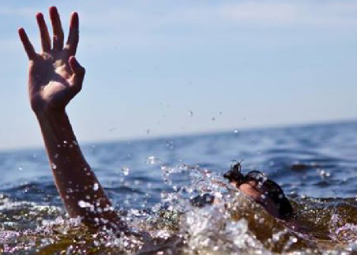 بعد تكبيل أيديهم.. خفر السواحل اليوناني يُلقي 7 مهاجرين في البحر 