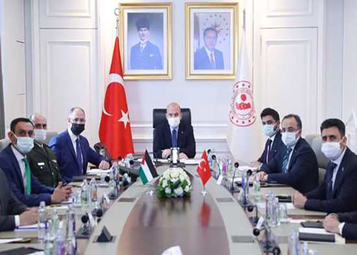 وزير الداخلية التركي يتعهد بحل مشاكل الفلسطينيين في تركيا