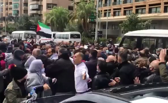 بيروت. الاعتداء على معتصمين فلسطينيين من سورية أمام السفارة الفلسطينية 