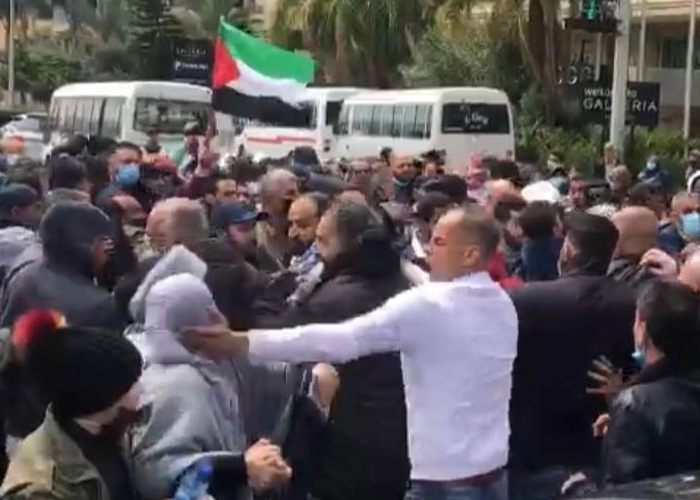 "يكسر_إيدك" حملة للتنديد بصفع لاجئة فلسطينية سورية أمام سفارة بلادها في بيروت 