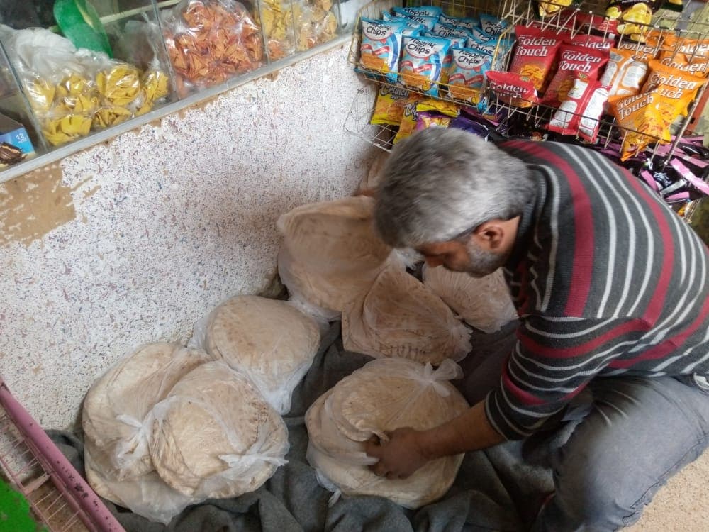 حملة الخير توزع الخبز على أهالي مخيم درعا