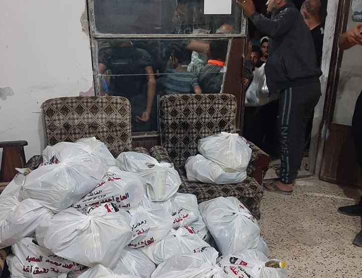 توزيع مساعدات غذائية لأهالي مخيم حندرات 