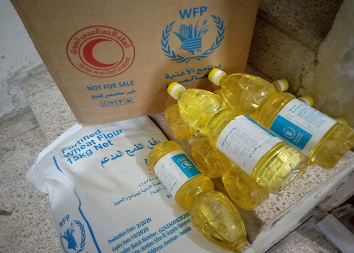 توزيع سلات غذائية في مخيم درعا جنوب سورية 